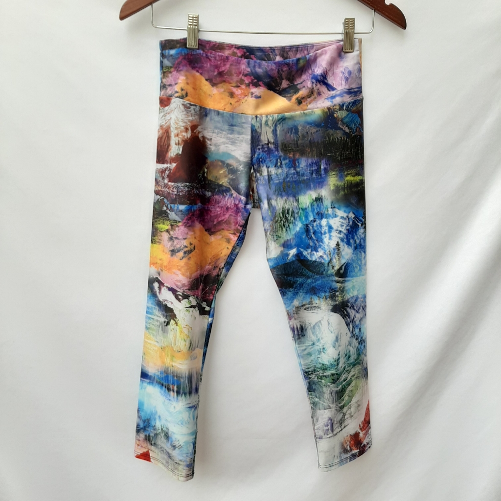 Onzie Sky Mountain Cropped Capri Leggings